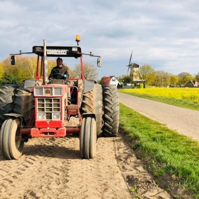 De hele dag ploegen op de Eng