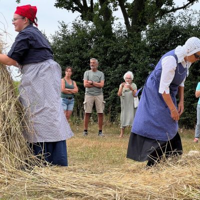 Roggefeest; synchroon dorsen met de hand