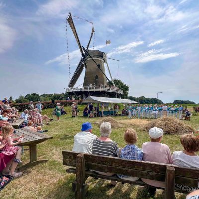 Gezellige drukte op het oogstfeest en de akkerkruidenmiddag