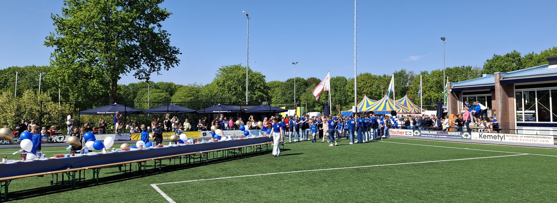100ste verjaardag met brunch op het hoofdveld